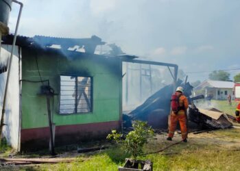 ANGGOTA Bomba berusaha memadam kebakaran sebuah rumah di Kampung Hujung Repek, Bachok, Kelantan hari ini.