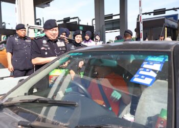 KHAW Kok Chin (dua dari kiri) melancarkan Op Selamat Tahun Baharu Cina berhampiran Plaza Tol Sungai Dua, Pulau Pinang hari ini. UTUSAN/IQBAL HAMDAN