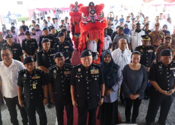 KHAW Kok Chin (depan, tengah) ketika melancarkan Op Selamat Tahun Baharu Cina berhampiran Plaza Tol Sungai Dua, Pulau Pinang di sini, hari ini.UTUSAN/IQBAL HAMDAN