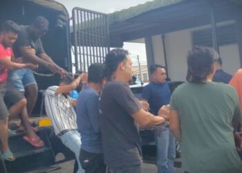 SEBAHAGIAN daripada lapan lelaki yang terlibat dalam kejadian pergaduhan di pekan Jelai pada Ahad lalu dibawa ke Mahkamah Majistret Bahau, Jempol hari ini bagi didakwa atas kesalahan merusuh.-UTUSAN/NOR AINNA HAMZAH.