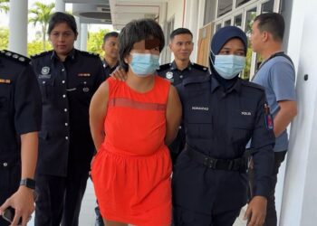 ONG Ser Ying diiringi oleh beberapa anggota polis ketika tiba di Mahkamah Majistret Bukit Mertajam, Pulau Pinang. UTUSAN / SITI NUR MAS ERAH AMRAN