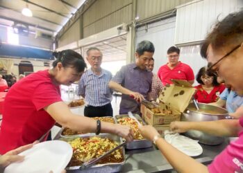 HSIAO Leung (tiga dari kiri) dan Yong Seng (dua dari kiri) menyantuni warga emas Rumah Sejahtera Permatang Tinggi sempena sambutan perayaan Tahun Baharu Cina di Bukit Mertajam, Pulau Pinang