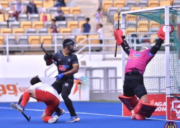 Pemain Terengganu Hockey Team (THT), Arif Syafie Ishak (jersi hitam) cuba menghalang pukulan pemain Liaoning dalam aksi Liga Hoki Malaysia (MHL) 2024 petang tadi. (FOTO: ihsan MHC)