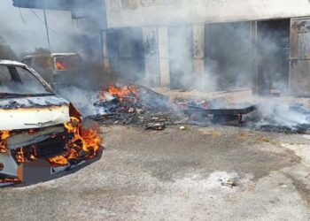DUA buah kereta dan sebuah motosikal musnah dalam satu kebakaran di kawasan tempat letak kereta sebuah pangsapuri di Air Itam, Pulau Pinang.