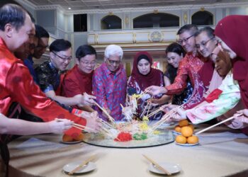 AHMAD Fuzi Abdul Razak (tengah), bersama isteri, Toh Puan Khadijah Mohd Nor (enam dari kanan) dan Chow Kon Yeow (empat dari kiri), pada Majlis Makan Tengahari Persatuan Kebajikan 88 Kapten Pulau Pinang di Hotel Eastern & Oriental (E&O), Pulau Pinang