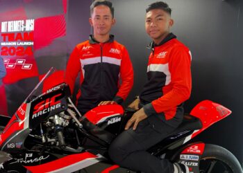 ZULFAHMI (kiri) bersama Hakim Danish pada majlis memperkenalkan pelumba SIC Racing-MSi di Sepanyol, hari ini. - Ihsan ZK Racing