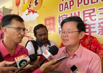 CHOW Kon Yeow (kanan) ketika ditemui pemberita semasa menghadiri sambutan Majlis Rumah Terbuka DAP di Bukit Mertajam, Pulau Pinang