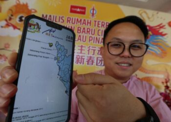 DANIEL Gooi menunjukkan laporan MetMalaysia mengenai amaran cuaca panas di dua daerah negeri ini ketika ditemui pemberita di Bukit Mertajam, Pulau Pinang.-UTUSAN / SITI NUR MAS ERAH AMRAN