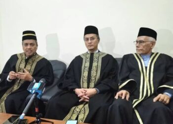 MUHAMAD Abdul Karim Wahab (kiri) bersama Mohamad Abd. Hamid (tengah) dan Wan Salim Wan Mohd. Nor pada sidang akhbar di Kompleks Mahkamah Pulau Pinang, Pulau Pinang