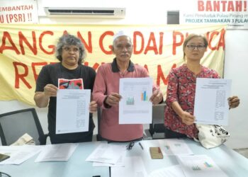 M. MAGESWARI (kiri), Zakaria Ismail (tengah) dan Khoo Salma Nasution menunjukkan dokumen semakan kehakiman yang difailkan sebelum ini dalam sidang akhbar di Bayan Lepas, Pulau Pinang