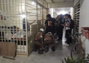 SEPASUKAN anggota polis dan bomba cuba menenteramkan keadaan sebelum menyelamatkan seorang warga emas daripada dibelasah oleh anak lelakinya sendiri yang berada di bawah pengaruh dadah di sebuah pangsapuri di Jalan Gangsa, George Town, Pulau Pinang