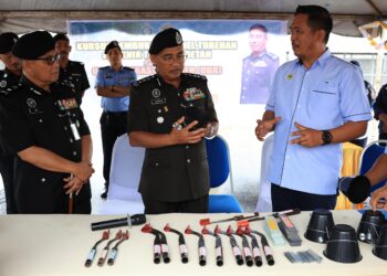 IBRISAM Abdul Rahman (tengah) diberikan penerangan berkait peralatan menoreh getah daripada wakil Lembaga Getah Malaysia selepas merasmikan Kursus Pembukaan Panel Torehan & Teknik Torehan Getah kepada OBB di PPA Machang, Kelantan hari ini-UTUSAN/KAMARUL BISMI KAMARUZAMAN