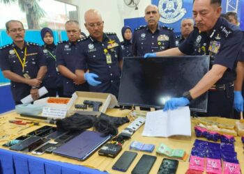 MUHAMAD Zaki Harun (kanan) menunjukan televisyen dan buku yang dirampas melibatkan kes pertaruhan judi laga ayam semasa sidang media di Ibu Pejabat Polis Kontinjen (IPK) Kelantan di Kota Bharu, Kelantan hari ini-UTUSAN/YATIMIN ABDULLAH.
