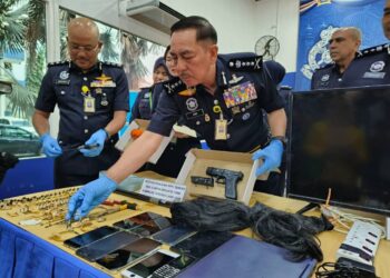 MUHAMAD Zaki Harun menunjukan barangan yang dirampas selepas menahan dua lelaki di Rantau Panjang semasa sidang media di Ibu Pejabat Polis Kontinjen (IPK) Kelantan di sini hari ini-UTUSAN/YATIMIN ABDULLAH.