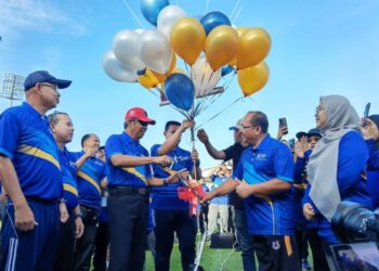 PENGERUSI Lembaga Pengarah UUM, Tan Sri Dr. Mohd. Shukor Mahfar (bertopi merah), memotong riben 
melancarkan Hari Pengasasan UUM ke-40 di Pusat Sukan UUM sambil disaksikan oleh Naib Canselor UUM, 
Profesor Dr. Mohd. Foad Sakdan, semalam.