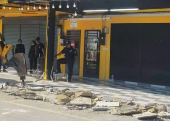 ANGGOTA penguatkuasa MBSP terpaksa merobohkan struktur binaan ‘ramp’ konkrit kerana ia dibina tanpa kebenaran di sepanjang Jalan Pekaka, Nibong Tebal, Pulau Pinang