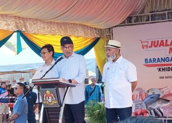 ANWAR Ibrahim (dua dari kanan) ketika berucap sempena Program Jualan Termurah Madani di Bandar Perda, Bukit Mertajam, Pulau Pinang