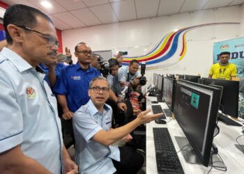 FAHMI Fadzil (duduk) ketika melawat PEDi Taman Gelugor Indah di Tasek Gelugor, Pulau Pinang.-UTUSAN / SITI NUR MAS ERAH AMRAN