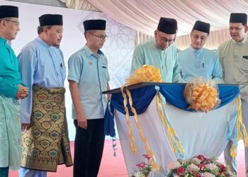 ANWAR Ibrahim (tiga dari kanan) menandatangani plak ketika Majlis Perasmian Masjid Jamek Tengah Berapit di Bukit Mertajam, Pulau Pinang.