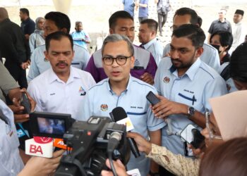 FAHMI Fadzil (tengah) ketika ditemui pemberita semasa Karnival Pengukuhan Kesalinghubungan dan Pembangunan Usahawan Usahawan Pulau Pinang di Politeknik Seberang Perai, Pulau Pinang-UTUSAN/IQBAL HAMDAN