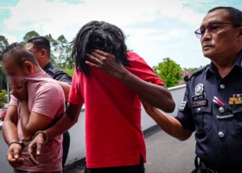 TERTUDUH (dua dari kanan) mengaku tidak bersalah di Mahkamah Sesyen, Ayer Keroh, Melaka atas pertuduhan menipu berkaitan tender pajak ladang kelapa sawit. - UTUSAN/SYAFEEQ AHMAD
