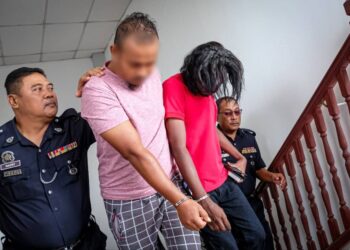 TERTUDUH (dua dari kiri) mengaku tidak bersalah di Mahkamah Sesyen, Ayer Keroh, Melaka atas enam pertuduhan merogol anak kandung, melakukan amang seksual fizikal, mengugut untuk bunuh dan melibas parang terhadap isterinya. - UTUSAN/SYAFEEQ AHMAD