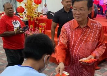 CHOW Kon Yeow mengagihkan angpau kepada kanak-kanak sempena Majlis Rumah Terbuka Tahun Baharu Cina Parlimen Batu Kawan di Juru, Bukit Mertajam, Pulau Pinang