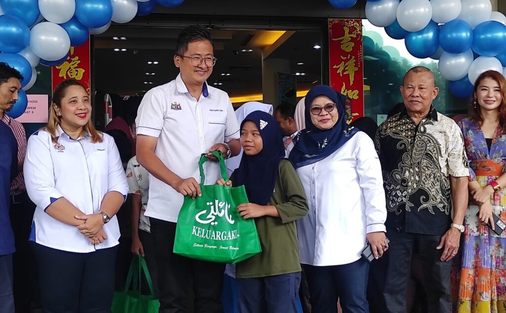 Beli kelengkapan sekolah lebih murah di empat pasar raya 6