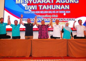 RAIS Yasin (tengah) dipilih sebagai Presiden baharu Persatuan Hoki Melaka dalam Mesyuarat Agung Dwi Tahunan Ke-24 di sebuah hotel di Ayer Keroh, Melaka. - UTUSAN/AMRAN MULUP