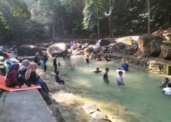 ORANG ramai tidak melepaskan peluang untuk menyejukkan badan ketika cuaca panas ini dengan mengunjungi Taman Rimba Teluk Bahang di Balik Pulau, Pulau Pinang