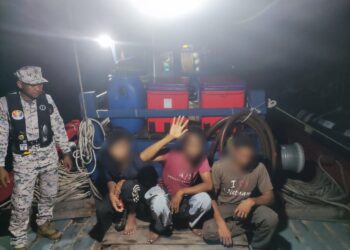 TIGA nelayan tempatan yang ditahan kerana disyaki terlibat dalam kegiatan menyeludup minyak diesel di kedudukan 0.6 batu nautika, Utara Pulau Langgun, Langkawi.