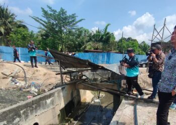 FAHMI Zainol (kanan) meninjau kawasan perparitan atau lokasi pembuangan sisa kumbahan itik baka yang dikatakan mengalir ke dua batang sungai di Kedah