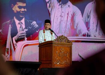 ANWAR Ibrahim membacakan Deklarasi Kemerdekaan bagi memperingati pengisytiharan kemerdekaan Persekutuan Tanah Melayu di Banda Hilir, Melaka. - UTUSAN/SYAFEEQ AHMAD