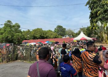 PENGUNJUNG membanjiri pintu masuk Zoo Melaka di Ayer Keroh, Melaka sejak dari awal pagi.