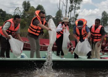 NIK Nazmi Nik Ahmad (dua dari kiri) melepaskan ikan sempena Sambutan Hari Tanah Lembap Sedunia 
di Tasik Bera, Pahang, baru-baru ini. – FB NIK NAZMI