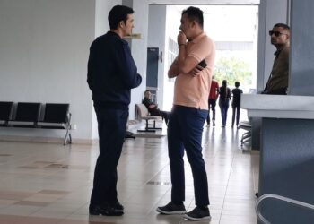 MOHD. Rushidi Shamsudin (tengah) hadir ke Mahkamah Sesyen Seremban bagi berdepan 14 pertuduhan gagal mengemukakan penyata cukai.-UTUSAN/MOHD. SHAHJEHAN MAAMIN,