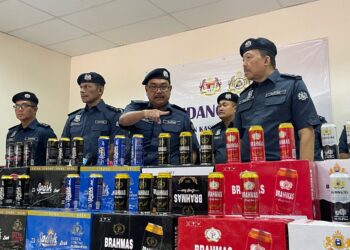 ROSELAN (tengah) bersama sebahagian daripada minuman keras dalam dirampas dalam sidang akhbar di Stor Penguatkuasaan Bagan Ajam, Butterworth, Pulau Pinang