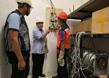 MUHAMAD Azmi Ishak (tengah) meneliti mesin bitcoin yang beroperasi menggunakan elektrik curi di Simpang Ampat, Nibong Tebal, Pulau Pinang