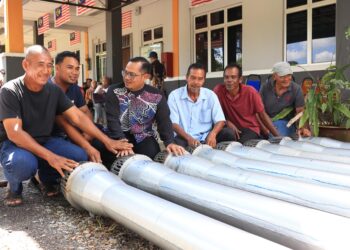 MOHD. Faizul Mustafa (tiga dari kiri) bersama petani melihat pam
backward pada Majlis Penyampaian Pam Backward di Pejabat Kada Jajahan Kota Bharu Selatan, Melor, Kota Bharu, Kelantan hari ini-UTUSAN/KAMARUL BISMI KAMARUZAMAN