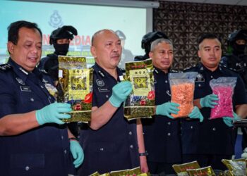 MOHD. KAMARUDIN Md. Din (dua dari kiri) bersama Ketua Polis Melaka, Datuk Zainol Samah (kiri) menunjukkan sebahagian dadah yang dirampas dalam sidang akhbar di IPK Melaka, Bukit Beruang, Melaka. - UTUSAN/SYAFEEQ AHMAD