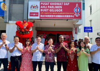 CHOW Kon Yeow (lima dari kiri) ketika merasmikan Pusat Khidmat DAP Ahli Parlimen Bukit Gelugor di George Town, Pulau Pinang