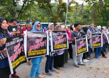 SEBAHAGIAN daripada peserta yang mengambil bahagian dalam perhimpunan aman untuk membantah pembinaan asrama warga asing di Teluk Kumbar, Pulau Pinang