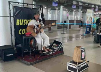 ABU Bakar Ellah semasa 'busking' di Lapangan Terbang Antarabangsa Kota Kinabalu