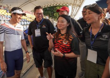 PUTRAJAYA 25 FEBRUARI 2024 - Menteri Belia dan Sukan, Hannah Yeoh berbual bersama peserta ketika hadir merasmikan Asia Triathlon Cup Putrajaya 2024 di Kompleks Sukan AIr, Presint 6 di sini, hari ini. (FOTO: FAISOL MUSTAFA)