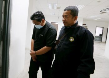 TERTUDUH (kiri) semasa menghadiri prosiding perbicaraan di Mahkamah Kota Bharu, Kelantan-UTUSAN/ROSALWANI CHE SOH.