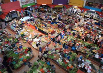 DAKWAAN Pasar Siti Khadijah, Kota Bharu, Kelantan sepi tanpa pengunjung tidak benar.-UTUSAN/KAMARUL BISMI KAMARUZMANAN.