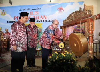 TENGKU Muhammad Fakhry Petra Sultan Ismail Petra (kanan) berkenan mencemar duli dengan memukul gong sebagai simbolik perasmian Majlis Pelancaran Tahun Melawat Kelantan 2024 di Dataran Warisan Stadium Sultan Muhammad IV, Kelantan-UTUSAN/KAMARUL BISMI KAMARUZAMAN.