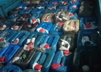 TONG-tong berisi minyak diesel yang cuba diseludup ke negara jiran berjaya dirampas dalam serbuan di Kota Bharu, Kelantan semalam-IHSAN KPDN KELANTAN.