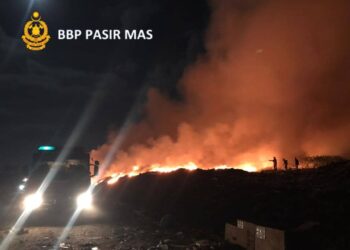 ANGGOTA bomba sedang berusaha memadamkan kebakaran di tapak pelupusan sampah di Lubok Jong, Pasir Mas, Kelantan malam tadi-IHSAN BOMBA.