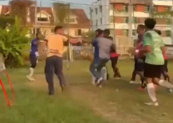 TANGKAP layar yang diambil daripada satu rakaman video menunjukkan sekumpulan lelaki sedang bergaduh di sebuah padang bola sepak di Butterworth, Pulau Pinang